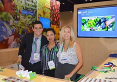 Andrés Coloma, Menuka Shrestha y Susanne Bertolas, de la Chilean Fresh Fruit Association.
